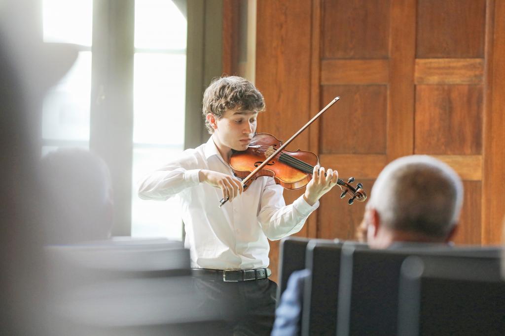 Musikschüler Alexander rahmte den Festakt mit seinem virtuosen Geigenspiel. Fotos: Dirk Sukow