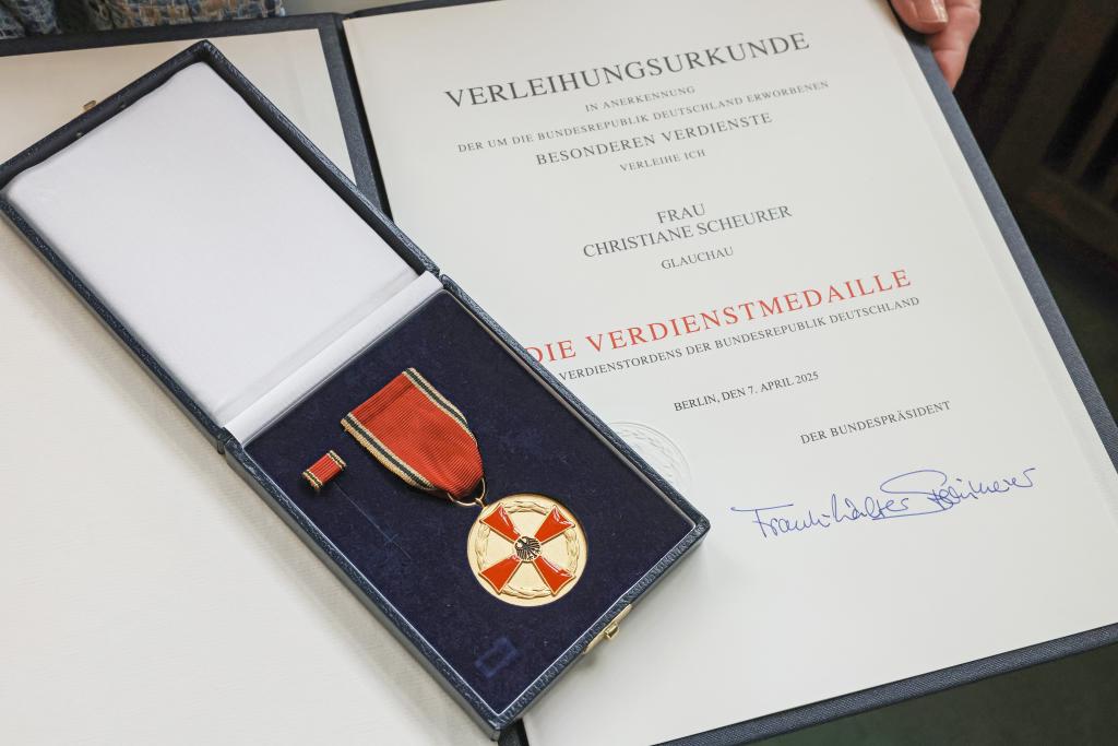Der Orden samt Band und Urkunde, unterzeichnet von Bundespräsident Frank-Walter Steinmeier. Fotos: Dirk Sukow