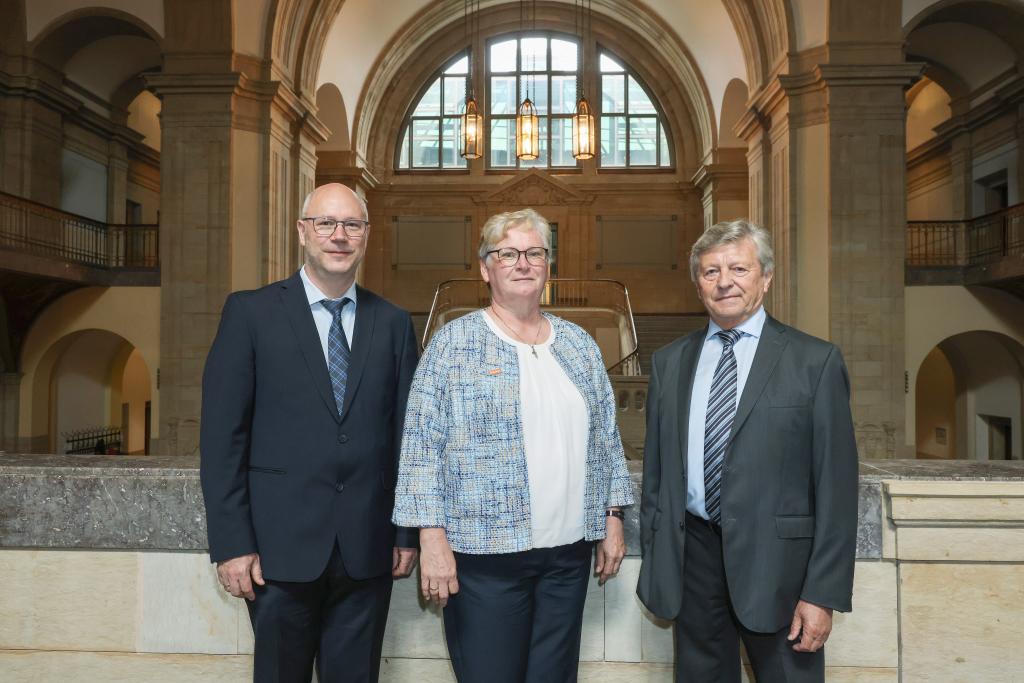 Geistliche Stütze beim Festakt: Der stellvertretende Zwickauer Superintendent Andreas Marosi (li.) und der frühere Superintendent für Glauchau-Rochlitz, Pfarrer i. R. Johannes Jenichen. Fotos: Dirk Sukow