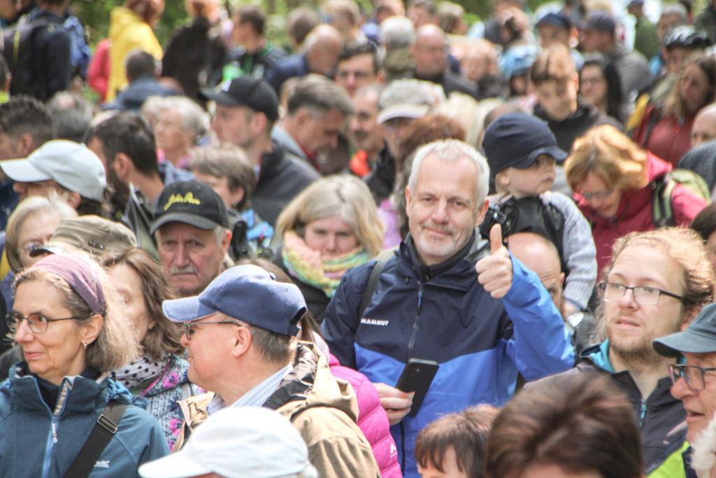 1800 Menschen pilgerten in den Erzgebirgswald bei Stützengrün. © Eberhard Mädler