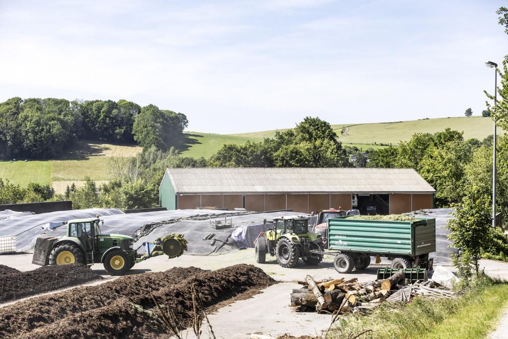 Zum Silo des Bauernhofs fährt ein Traktor mit einer speziellen Walze. © Uwe Winkler