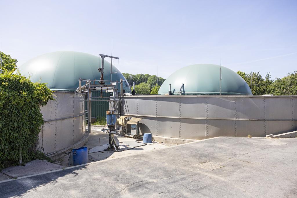 Die Biogas-Anlage versorgt nicht nur den Hof mit Energie und Wärme. © Uwe Winkler