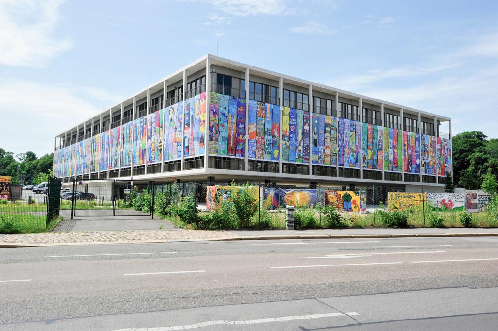 Die dekorierte Schule am Chmenitzer Hartmannplatz. © Sven Gleisberg