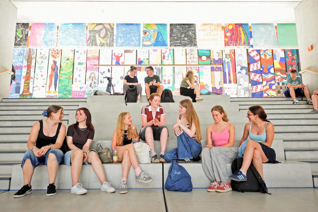 Schülerinnen und Schüler im Innern der Schule vor weiteren Bannern. © Sven Gleisberg