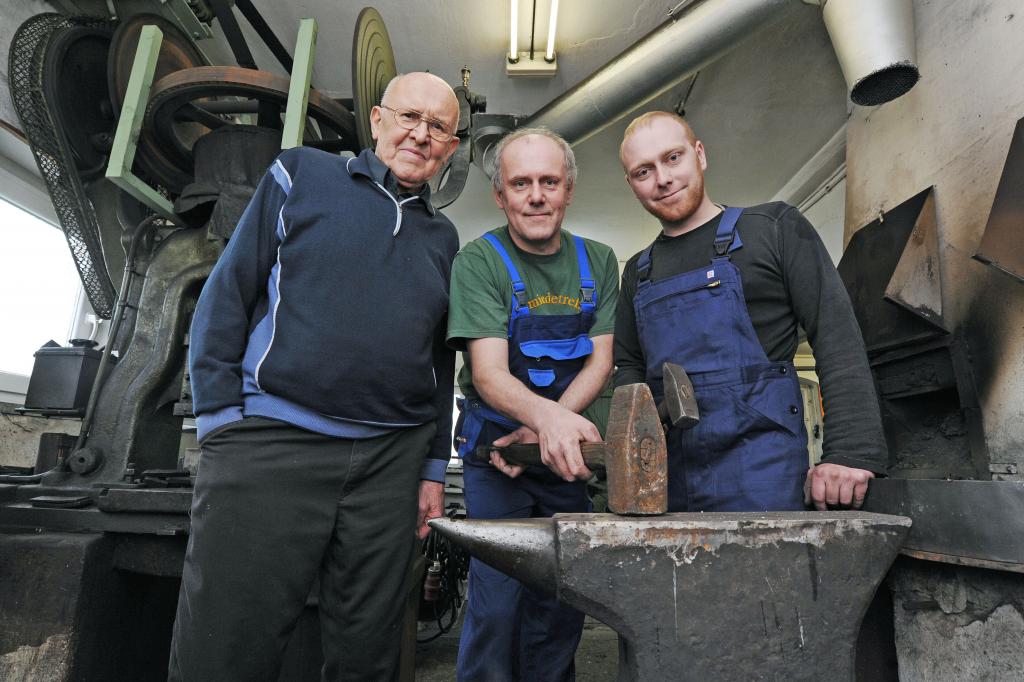 Handwerkstradition: Großvater Walter Müller hat die Schmiede in Aue-Alberoda an Sohn Michael abgegeben. Auch Enkel Christian ist Schmiedemeister. Foto: Wiegand Sturm