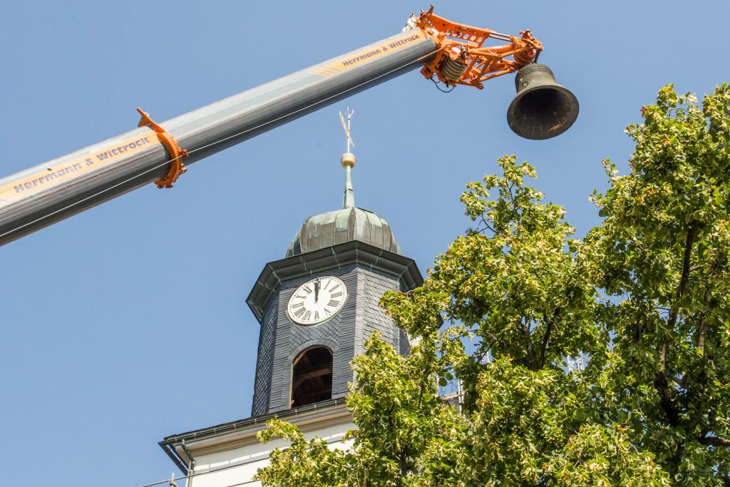 Ein großer Kran hat zwei Glocken aus dem Kirchturm in Zöblitz gehoben. Nun können sie repariert werden. © Jan Görner