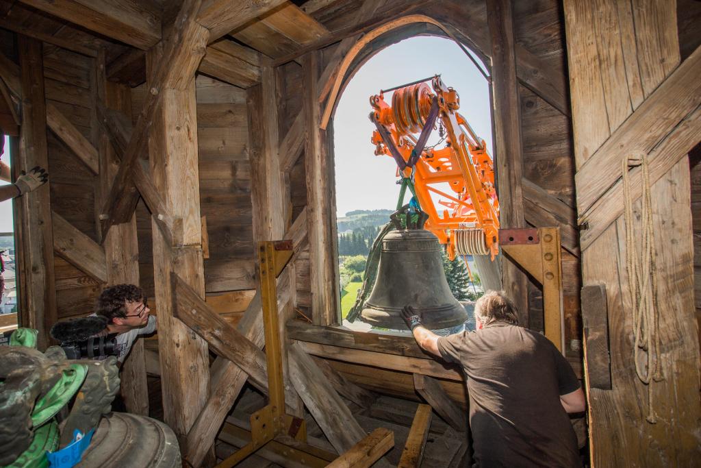In Millimeterarbeit wurde die Glocke aus dem Kirchturm in Zöblitz gehoben. © Jan Görner