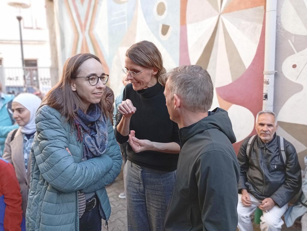 Claudia Nikol (M.) im Gespräch mit Sozialbürgermeisterin Kristin Kaufmann. Foto: Torsten Hilscher