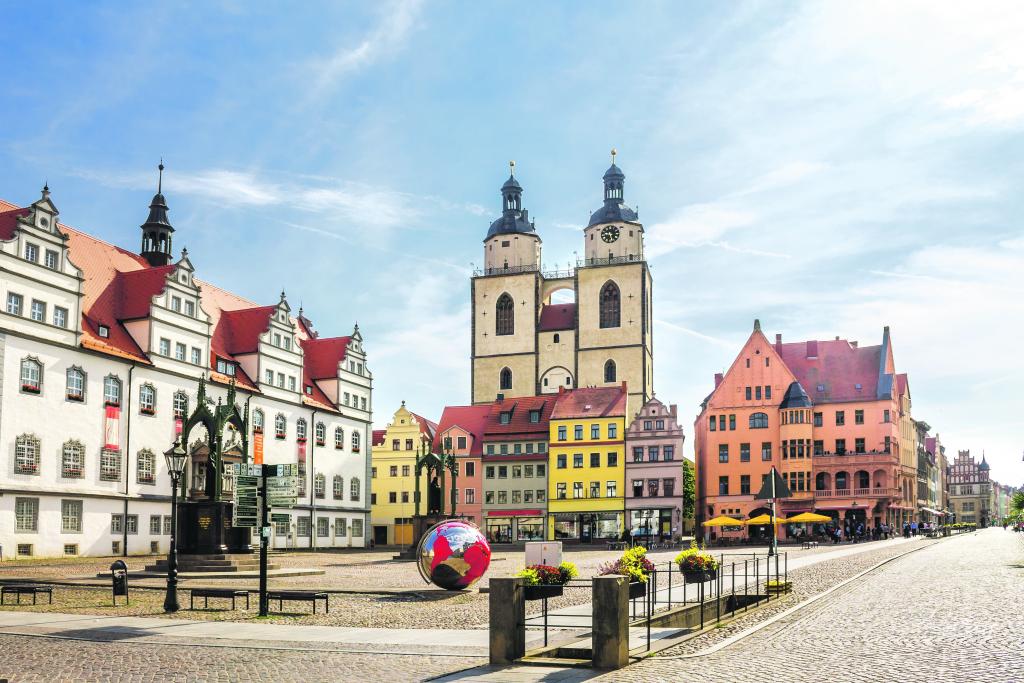 Weltstadt Wittenberg: Die Weltkugel auf dem Marktplatz symbolisiert die Weltbedeutung der Lutherstadt – von hier nahm die weltbewegende Reformation Martin Luthers ihren Ausgang. Die Stadt hat den Schwung des Reformationsjubiläums 2017 genutzt und hält die Spuren der Reformation lebendig. © Sina Ettmer – stock.adobe.com