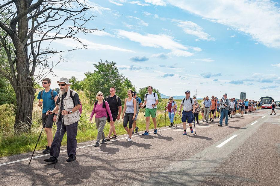 Versöhnungsmarsch: Deutsche und Tschechen gehen jedes Jahr im Sommer gemeinsam die Strecke des Todesmarsches in umgekehrte Richtung von Pohrlitz (Pohorelice) nach Brünn. © Jakob Šnajdr