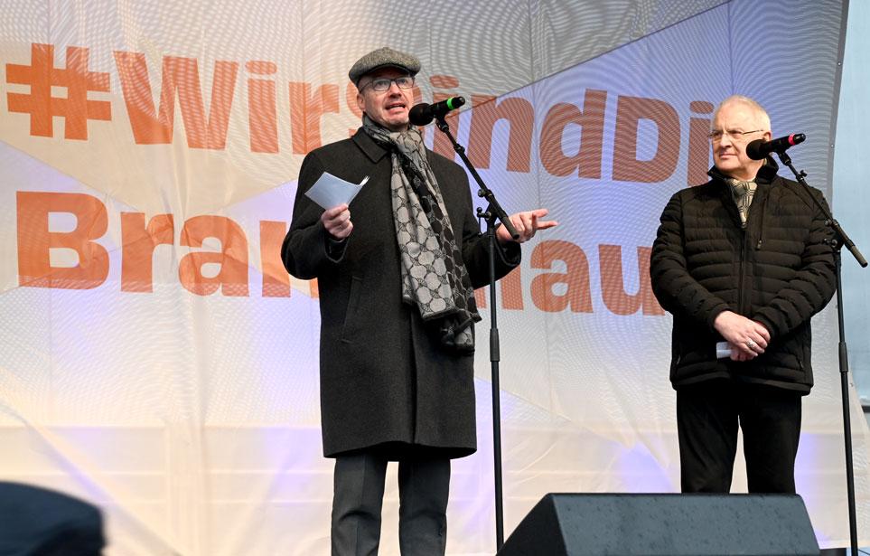 Auch die sächsischen Bischöfe sprachen auf der Kundgebung für Demokratie auf dem Theaterplatz, links der evangelische Landesbischof Tobias Bilz, rechts der katholische Bischof Heinrich Timmerevers © Steffen Giersch © Steffen Giersch