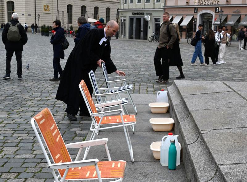 Auf dem Altmarkt konnten Passanten Platz nehmen und sich die Füße waschen lassen © Steffen Giersch