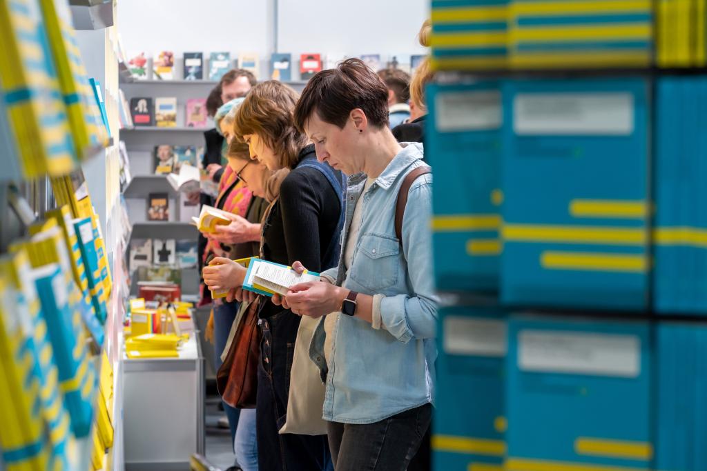 Besucher im Lesefieber auf der Messe. © Uwe Winkler