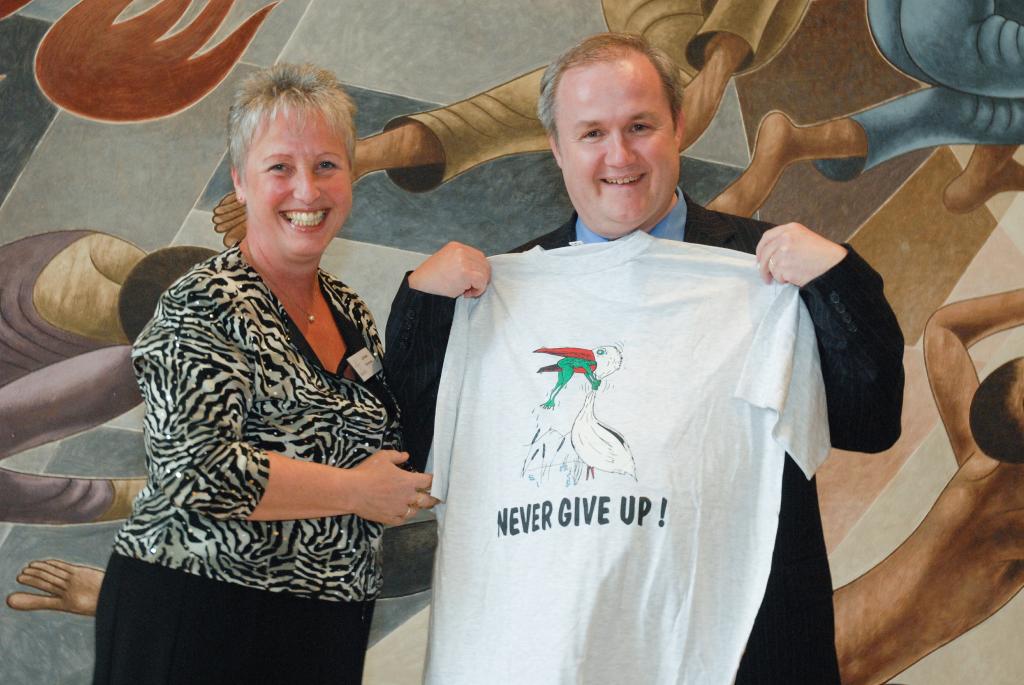 Otto Guse erhält nach der Wahl 2008 von Vorgängerin Lindner ein T-Shirt