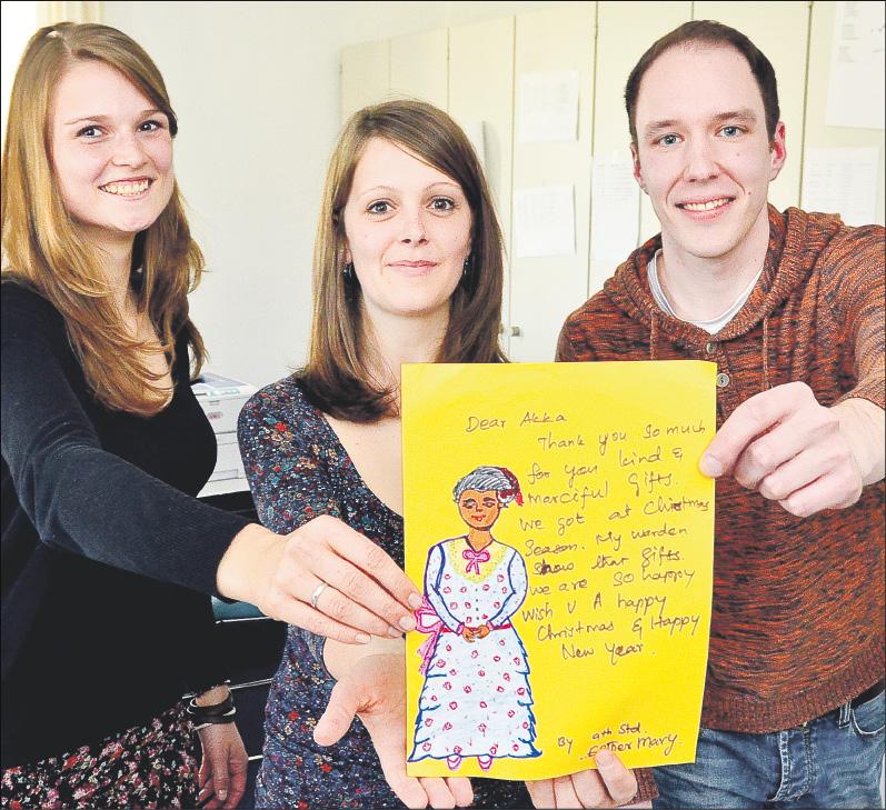 Dorothea Klauer, Fabiola Böhm und Alexander Kreß (v. l.) zeigen einen Dankesbrief aus Indien.