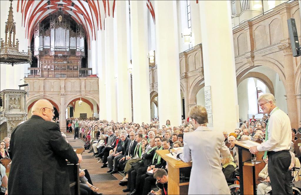 Sie stritten bei der Leipziger Disputation in der Thomaskirche über »Recht, Gerechtigkeit, Rechtfertigung«: die leitenden Bischöfe der katholischen und evangelischen Kirche in Deutschland, Reinhard Marx (l.) und Heinrich Bedford-Strom. Moderiert hat die Journalistin Heike Schmoll. Foto: Malzkorn