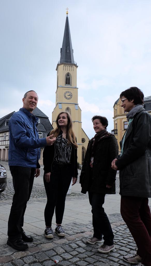 Ein Team organisiert die Jugendfreiwilligen­dienste in der Jakobigemeinde unterhalb des Hauptmarktes in Stollberg: Pfarrer Lothar Gratowski (l.), Heike Rockstroh und Christine Zeiler (v. r.).