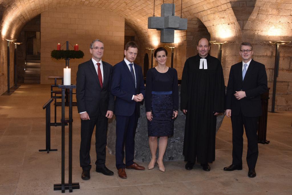 v.l.: Oberkirchenrat Christoph Seele, Michael Kretschmer, dessen Partnerin Annett Hofmann, Gemeindepfarrer der Ev.-Luth. Kirchgemeinde Dresden Klotzsche Olaf Börnert, Frauenkirchenpfarrer Sebastian Feydt © Siegfried Kirchberg/Stiftung Frauenkirche