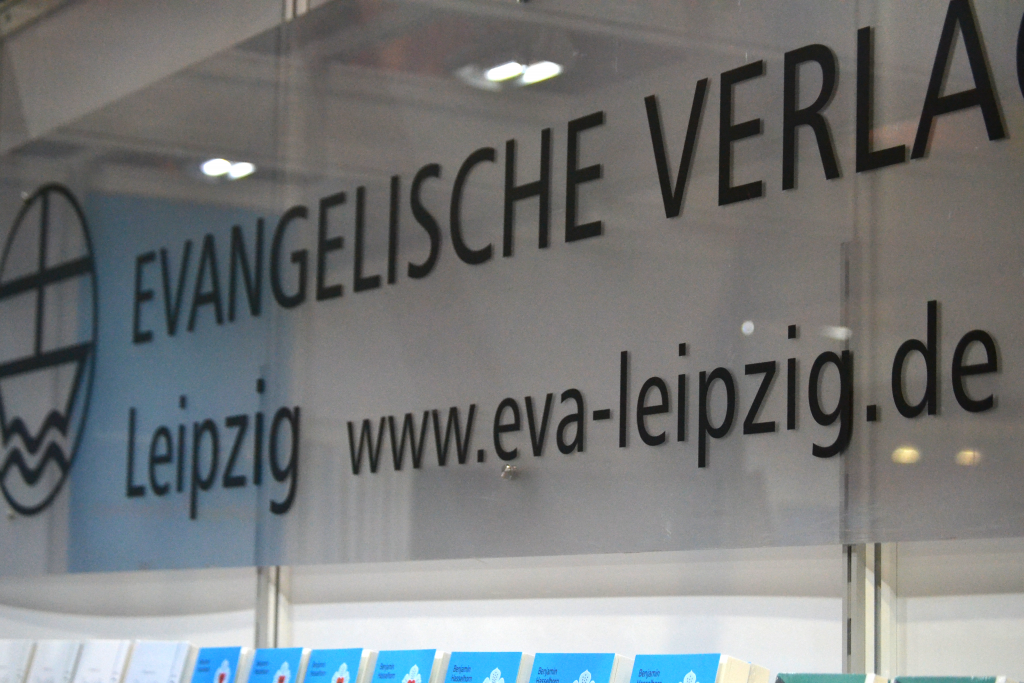 Am Stand der Evangelischen Verlagsanstalt in Halle 3 A206/207 gibt es den aktuellen SONNTAG.