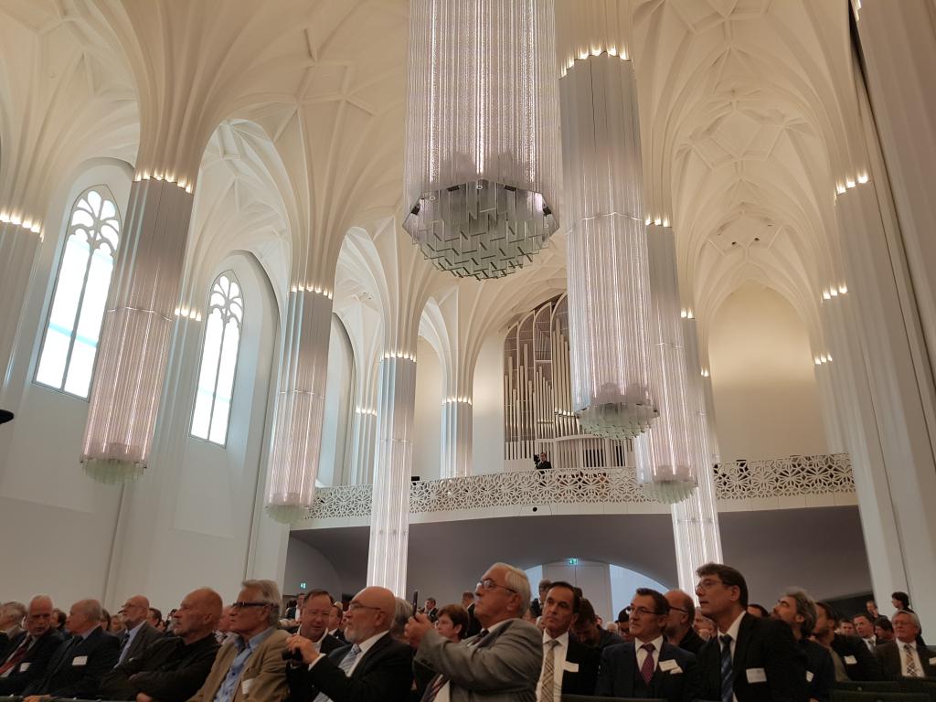 Blick zur Empore mit der großen Jehmlich-Orgel.   Foto: Uwe Naumann