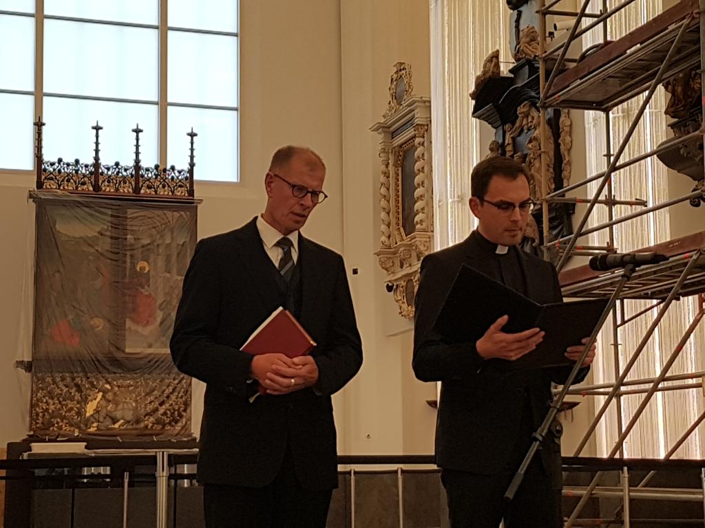 Die Andacht halten Oberlandeskirchenrat Dietrich Bauer (l.) und der katholische Generalvikar des Bistums Dresden-Meißen, Andreas Kutschke. Foto: Uwe Naumann