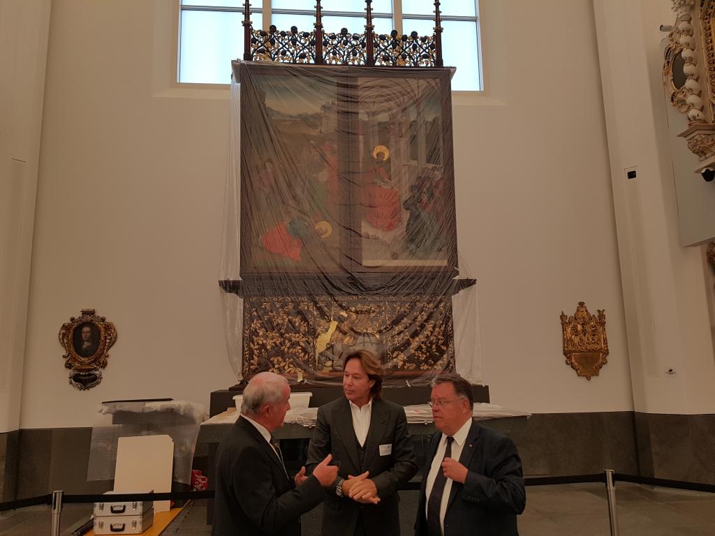 Der Architekt des Aula-Kirchenbaus, Erick van Egeraat, im Gespräch vor dem gotischen Paulineraltar. Foto: Uwe Naumann