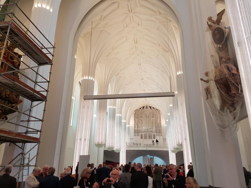 Blick vom Altarraum ins Kirchenschiff zur Empore mit der Jehmlich-Orgel. Foto: Uwe Naumann