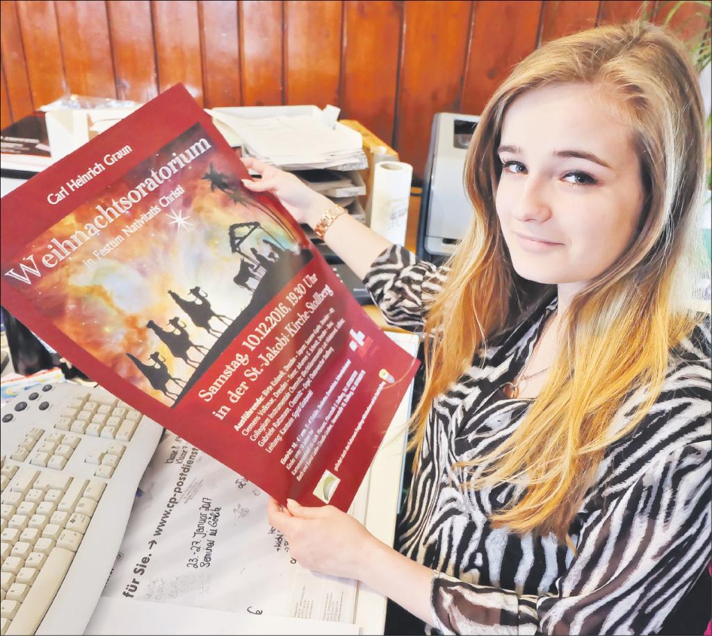 Susann Wolf (19) absolviert ihren Freiwilligendienst in der Jakobigemeinde Stollberg. Immer in Sichtweite sind im kleinen Büro unterm Dach die selbst entworfenen Plakate für kirchliche Veranstaltungen.