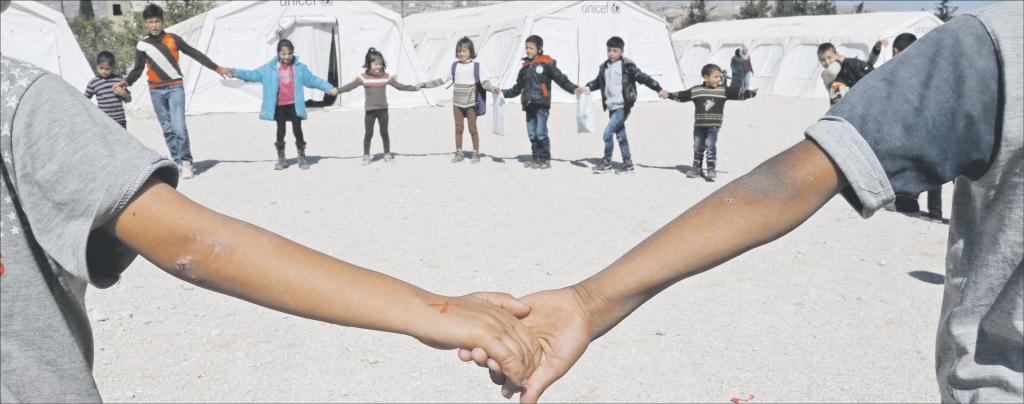Flüchtlingskinder im Zeltlager in der Bekaa-Ebene des Libanon: Dank Hilfsorganisationen wie Unicef, Ora oder Beyond Association können syrische Mädchen und Jungen auch Gemeinschaft erleben und Unterricht erhalten. ©REUTERS/Mohamed Azakir	