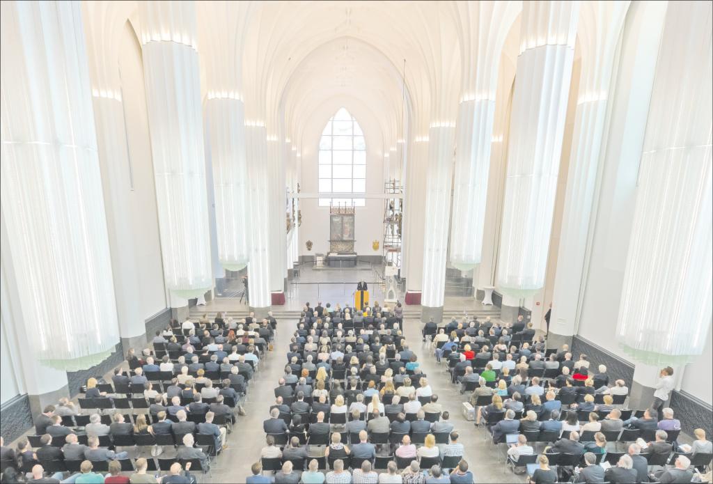 Viel Licht und viel Raum: Blick von der Orgelempore in die neue Aula/Universitätskirche Leipzig. Zum feierlichen Bauabschluss hatte das Finanzministerium als Bauherr etwa 300 Gäste vor allem aus CDU-Kreisen eingeladen. Foto: Swen Reichhold 