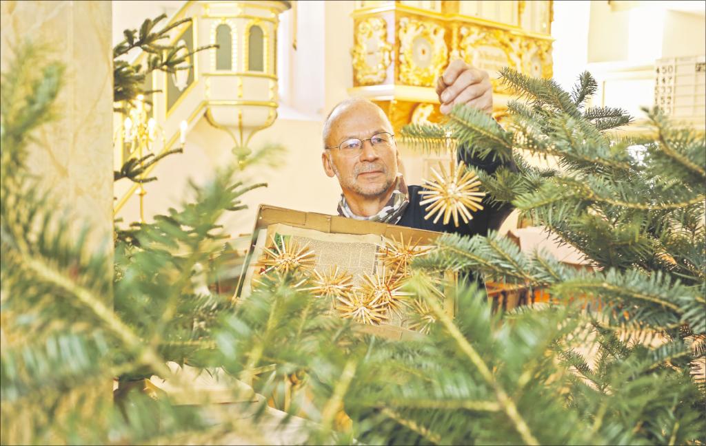 Kirchner Ulli Hiemann schmückt die Weihnachtsbäume der Olbernhauer Kirche und freut sich auf die beiden Konzerte am Wochenende   dann wird auch er bei der Hirtenmesse als Sänger mit dabei sein./© J. Görner              