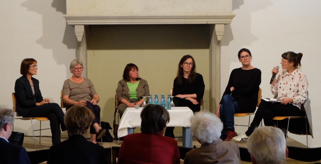 Moderatorin Susanne Salzmann (rechts) hatte beim Symposium zum Thema "Revolution ist weiblich" die Zeitzeugen Susanne Hartzsch-Trauer, Astrid Bodenstein, Ute Leukert, Gesine Oltmanns und Annalena Schmidt (von links) zu Gast.