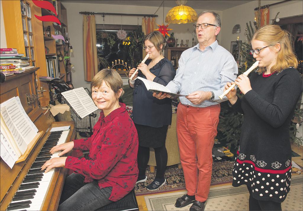 Bei Körners musizieren alle Familienmitglieder. Sie unterstützen die Mutter Anne Körner (vorn), die als Kantorin in Schmannewitz und Dahlen zahlreiche Weihnachtskonzerte und Gottesdienste organisiert. Foto: Thomas Barth 