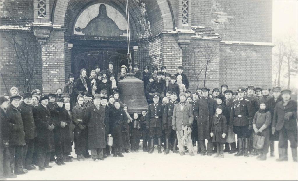 Niederwürschnitzer Johanneskirche: Dieses historische Foto zeigt die Abnahme von Bronzeglocken im Winter 1942/ Reproduktion/C. Zehrfeld 