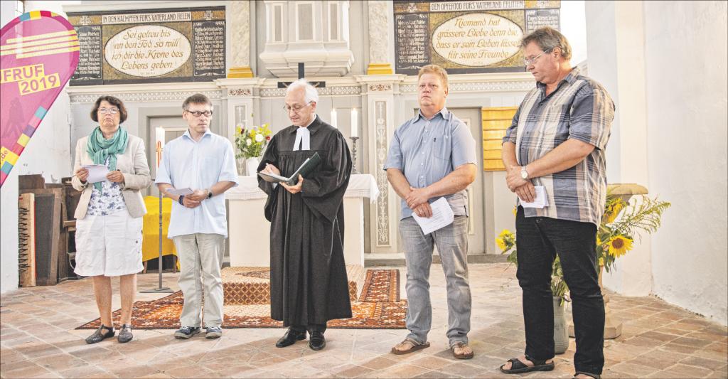 Beten für den Erhalt von Pödelwitz: Mitwirkende des Umweltgottesdienstes in der Kirche Pödelwitz (v. l.): Christine Müller, Ronny Steinkopf, Pfarrer i. R. Christian Wolff und die Pödelwitzer Jens Hausner und Thilo Kraneis. Foto: Jan Adler 