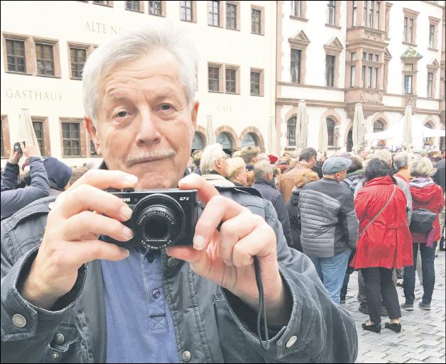 Armine Kühne beim Fotografieren auf dem Nikolaikirchhof zum Herbst 89-Jubiläum im Oktober.