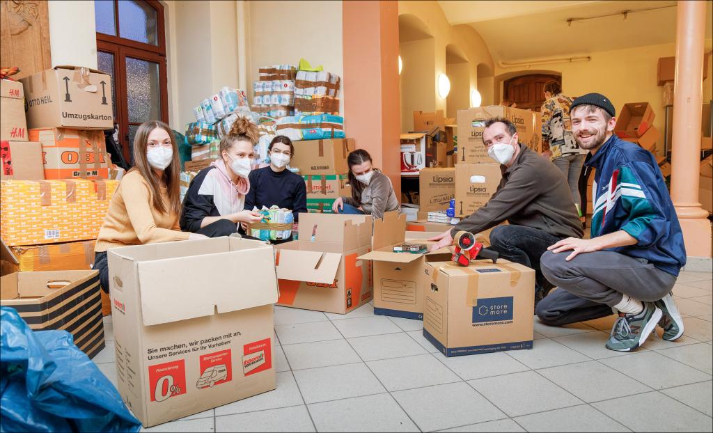 Hilfsgüter für Menschen im Kriegsgebiet. In Leipzig-Stötteritz packen Freiwillige an, sie gehören zur ukrainischen Kirchgemeinde, die sich in der katholischen Kirche treffen. © Uwe Winkler