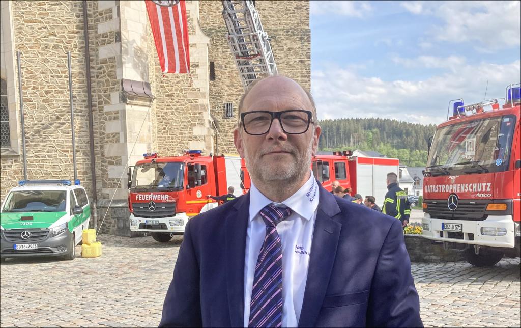 Segen für Notfallhelfer: Michael Döhler ist Teamleiter der Notfallseelsorge Aue-Schwarzenberg. Mit einem Gottesdienst in der St. Wolfgangskirche Schneeberg wurde die Arbeit gewürdigt und an schwere Einsätze erinnert. © Anna Neef