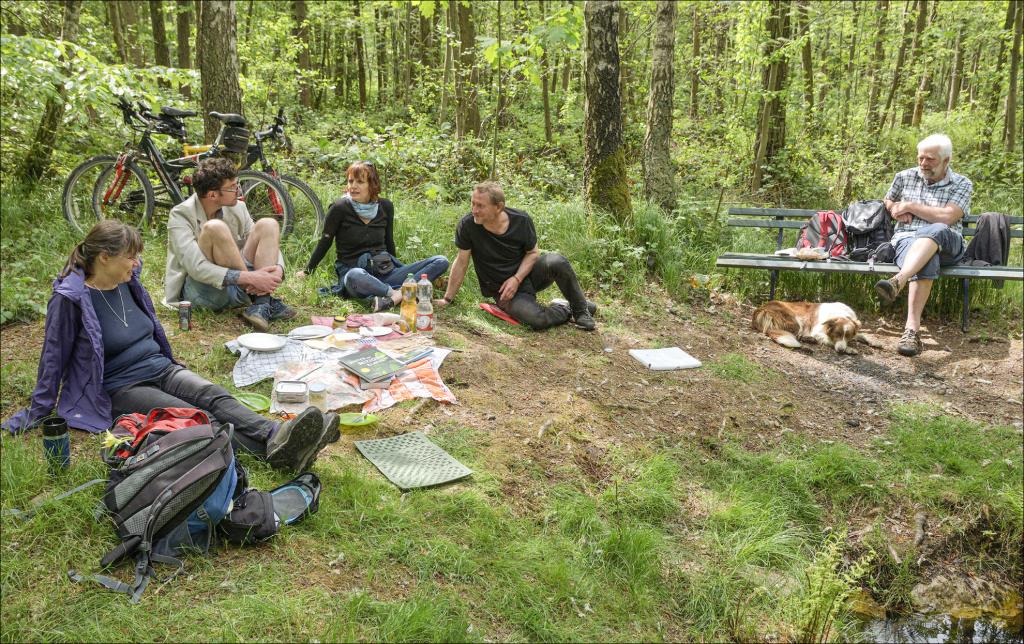 Pfarrer Henning Olschowsky (2. v. r.) hat zum Gottesdienst und zur Begegnung in den Wermsdorfer Wald eingeladen. Auch ein Picknick gehörte zum Programm. © privat