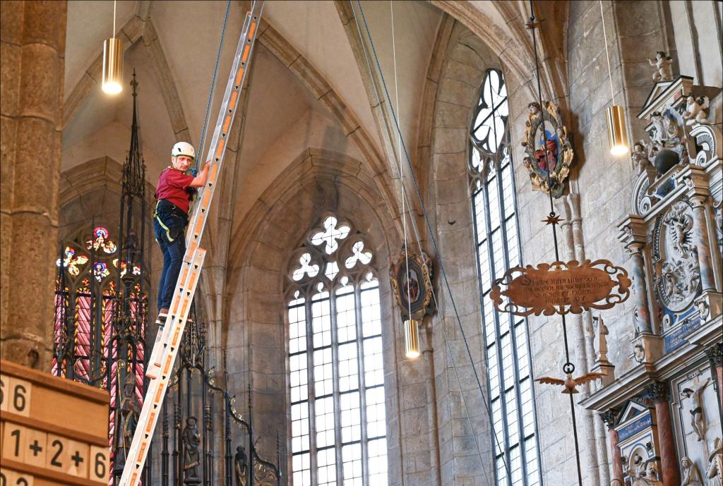 Ökumenischer Gottesdienst in der St. Marien-Kirche Kamenz am vergangenen Sonntag: Kirchner Rico Rietzschel kletterte in den Altarraum der Kirche und ließ sich ins Seil fallen. © S. Giersch