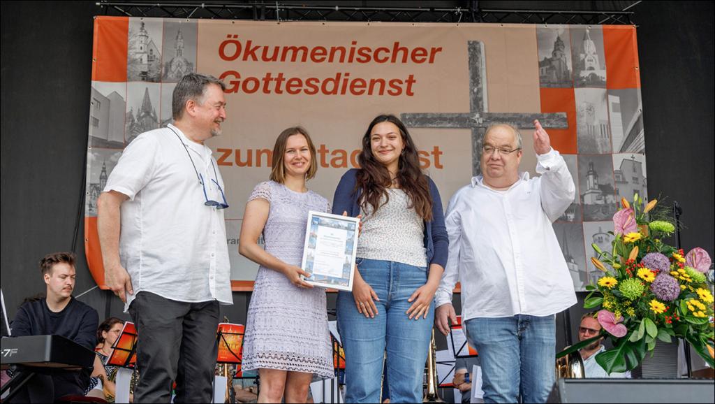 Vertreter der Initiative »Integration und Bildung« wurden mit dem diesjährigen Ökumenepreis Leipzig ausgezeichnet - zum Stadtfest-Gottesdienst © Uwe Winkler 