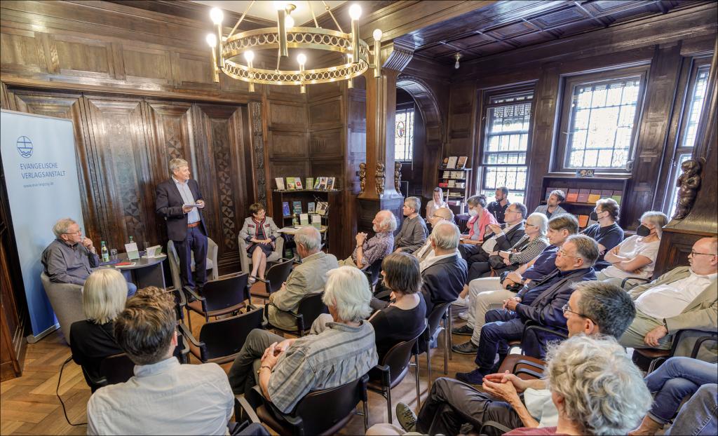 Salongespräch mit Altbischof am 8. Juni im Evangelischen Medienhaus Leipzig: Jochen Bohl (l.), Akademiedirektor Stephan Bickhardt (stehend) und Verlagsleiterin Dr. Annette Weidhas diskutieren über die Zukunft der Kirche. © U. Winkler