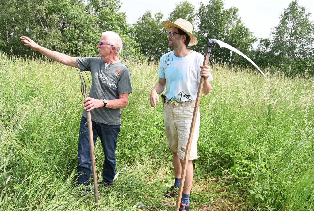 Hier stand die Kapelle von Vorderzinnwald: Wolfgang Mende (l.) und Jan Kvapil machen das Gelände des einstigen böhmischen Grenzdorfes auf dem Erzgebirgskamm wieder begehbar und erinnern an die Geschichte. © Steffen Giersch