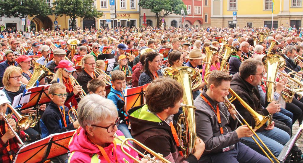 Volle Kapelle: Rund 1500 sächsische Bläserinnen und Bläser brachten die Bautzener Innenstadt am vergangenen Sonnabend zum Klingen und Singen. Zum Auftakt des Landesposaunenfestes spielten sie auf dem Fleischmarkt und kehrten am  späten Nachmittag zum Abschlussgottesdienst dorthin zurück. © Carmen Schumann