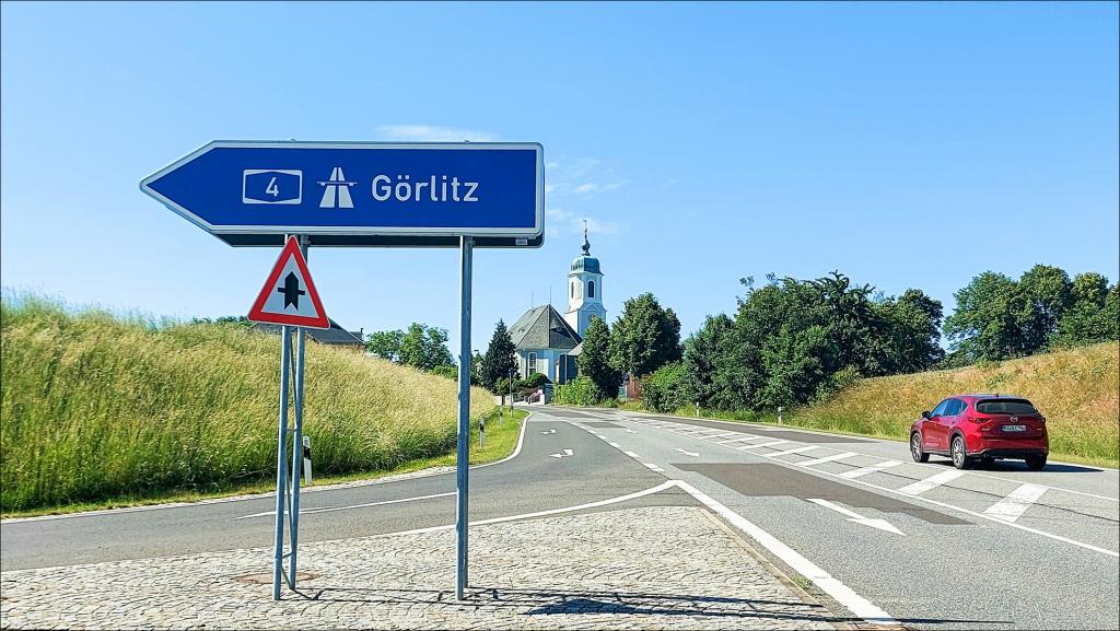 Die Autobahnkirche Uhyst steht auf einer Anhöhe und ist auch von der Autobahn 4 aus zu sehen. Sie lädt zum Innehalten, Warten oder Beten ein. © K. König