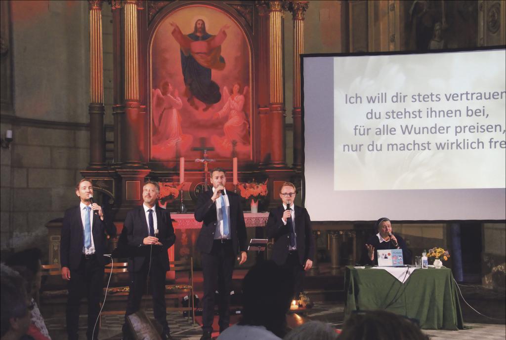 Ordensschwester Teresa Zukic war mit der A-capella-Gruppe »Stimmen der Berge« in der Dorfkirche Cunewalde zu Gast. © Carmen Schumann