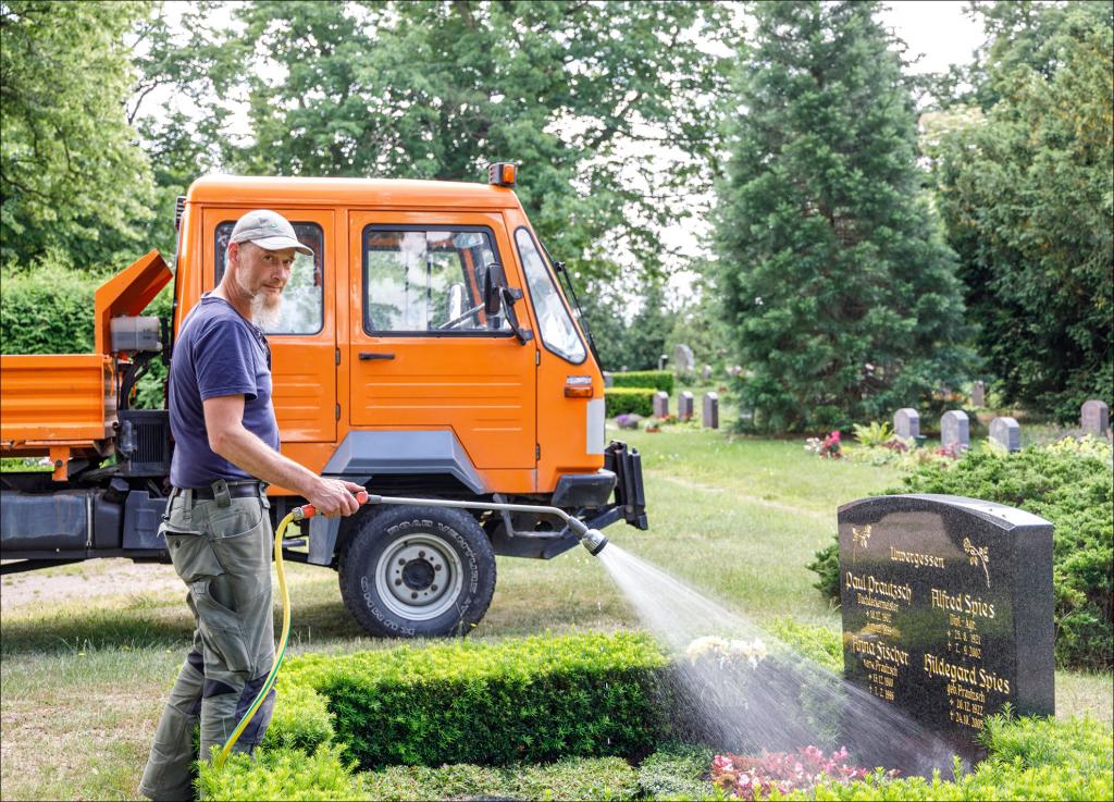 Der Chef ist am liebsten draußen: Der Leiter der Friedhofsverwaltung im Oschatzer Land, Guido Fleischer, arbeitet lieber auf seinen 44 Friedhöfen als hinter seinem Schreibtisch.  Foto: Uwe Winkler