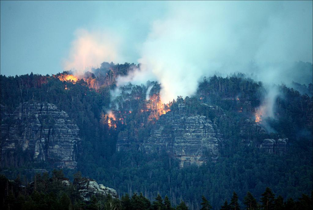 Waldbrand am Felsen Pechofen / Bärenfangwände (Sächsische Schweiz) in der Nacht zum 27. Juli. In dieser Nacht brannten große Teile der Hinteren Sächsischen Schweiz, nachdem das Feuer aus dem Nachbarland übersprang. Foto: Daniel Förster