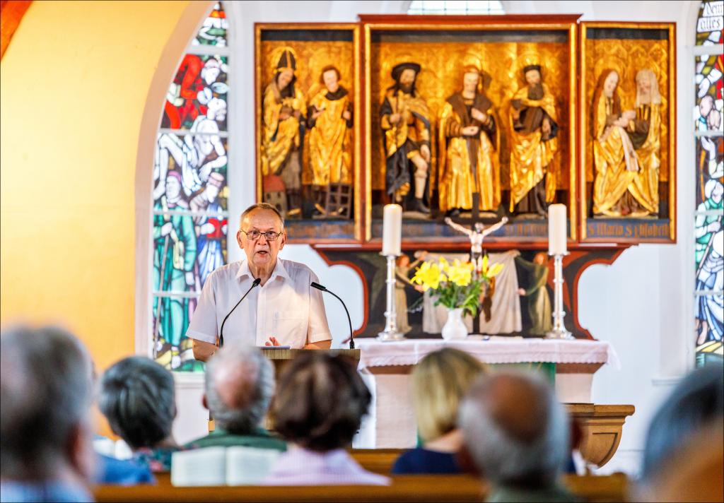 Andacht mit Altar: Kirchenvorstands-Vorsitzender Michael Pahle erinnert beim Kirchweihfest am 10. August an die Bedeutung des Altars – er zeigt unter anderem Pestheilige. © Uwe Winkler