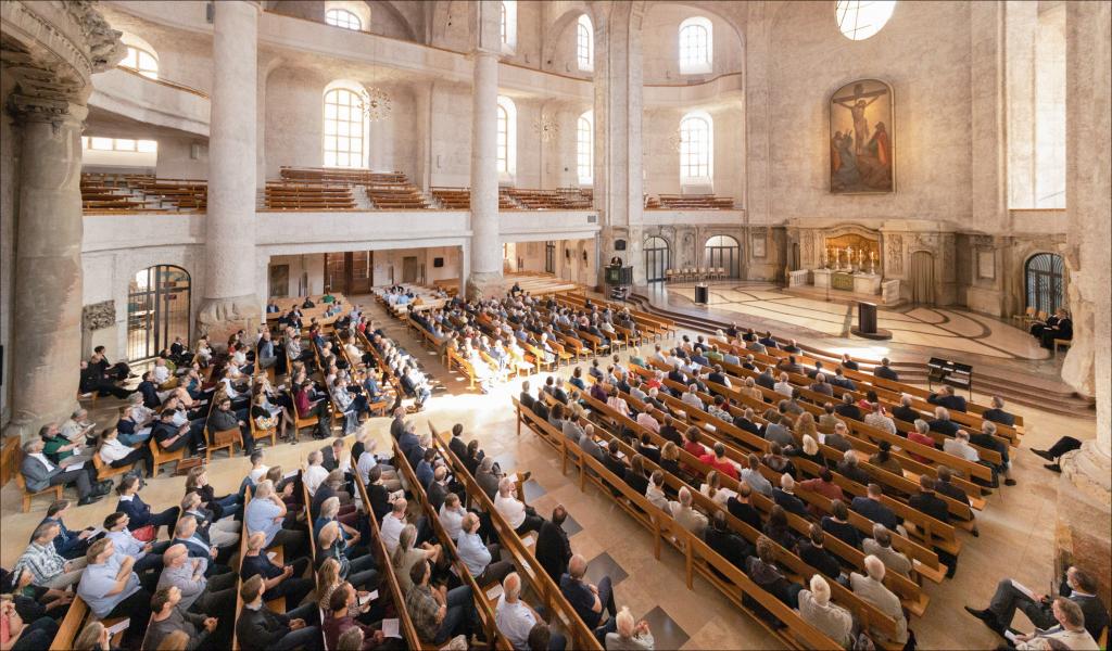 Große Dienstberatung mit dem Landesbischof: Zum zentralen Pfarrertag am 7. September in Dresden kamen nach Angaben der Landeskirche rund 500 sächsische Pfarrerinnen und Pfarrer in die Kreuzkirche. © Walter A. Müller-Wähner/EVLKS